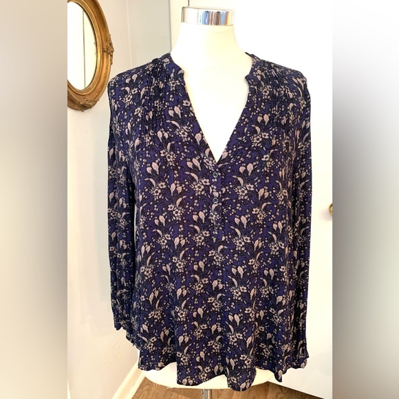 ASTR the Label Navy Blue Grey Floral Blouse Size L career casual V neck top - Picture 13 of 14